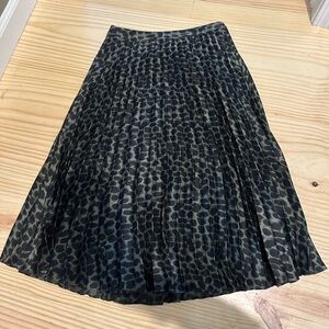BANANA REPUBLIC Animal Print Green pleated Flare Skirt Size 2 $108.00.
